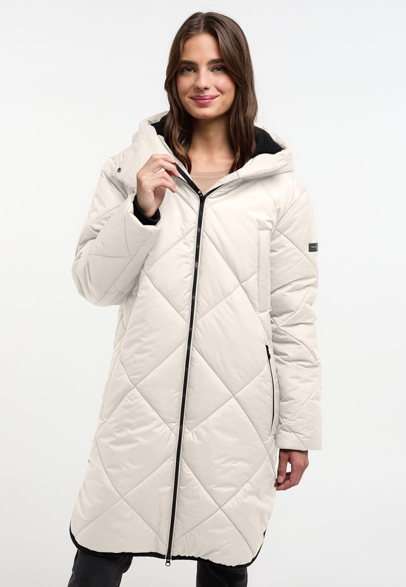 Beige gewatteerde jas met een gevlochten ruitpatroon, capuchon, zwarte voering, ritssluiting aan de voorkant en zijzakken. Zachte, gladde textuur.