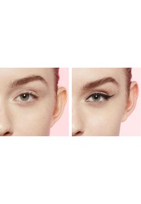 Primo piano di due occhi umani, a sinistra con trucco naturale, a destra con eyeliner cat-eye ben definito; tono della pelle chiaro con una texture liscia.