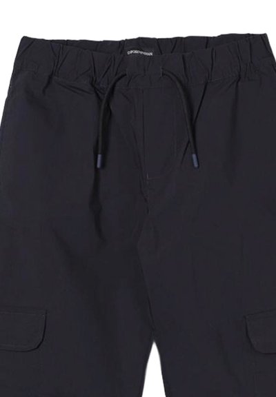 Pantaloni cargo neri con vita elastica e cordoncino regolabile. Presentano tasche laterali e un tessuto liscio e leggero.