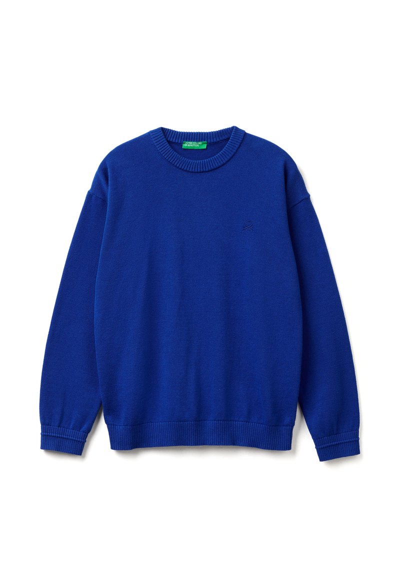 Královsky modrý pletený svetr s žebrovaným kulatým výstřihem a manžetami. Na hrudi je umístěno malé vyšívané logo. Měkká látka střední hmotnosti.