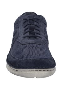 Zapato azul marino cerrado con cordones que presenta una combinación de materiales de ante y malla, con un upper texturizado y una suela de goma clara.
