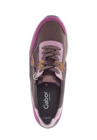 Baskets en suède marron avec des accents roses et violets, lacets texturés, fermeture éclair sur le côté et semelle intérieure rembourrée avec la marque 'confort Gabor'.