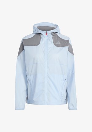 Hellblaue Kapuzenjacke mit grauen Schulterakzenten, Frontreißverschluss, Seitentaschen und kleinem Logo auf der Brust.
