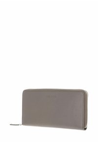 Portefeuille en cuir gris avec une fermeture éclaire tout autour, texture lisse et logo "PICARD" en relief sur le devant. Forme rectangulaire avec des accessoires en argent.