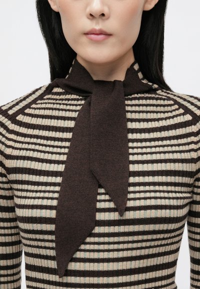 Sweater de malha com uma gravata castanha escura, apresentando riscas horizontais em castanho, creme e teal. Textura canelada em todo o lado.