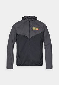 Herre l�øbejakke i mørkegrå med en kontrasterende lysegrå panel. Har en hætte, frontlynlås og "BERLIN RUN" logo i gul.