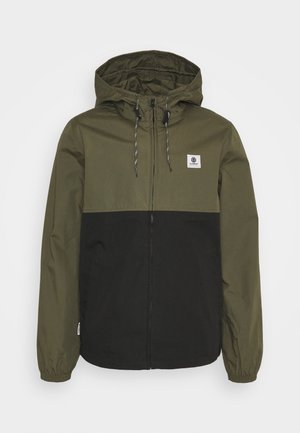 Veste à capuche pour hommes avec le haut olive et le bas noir, zipper à l'avant, cordons de serrage et poignets élastiques.