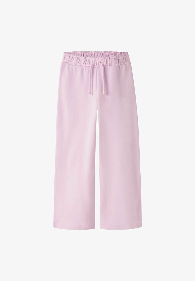 Svijetloružičaste hlače širokih nogavica s elastičnim pojasom i vezicom, izrađene od mekog tkanja.