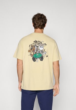 Beige bomull T-skjorte med korte ermer, med et fargerikt tegneseriedesign på baksiden av et kjøretøy med to figurer.