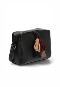 Bolso cruzado de cuero negro con una superficie texturizada, que presenta flecos coloridos en beige, rojo y azul en el lateral y un cierre con cremallera.