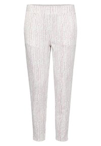 Witte broek met verticale roze en grijze strepen, voorzien van een elastische tailleband en sportplooi aan de voorkant, gemaakt van een lichte stof.