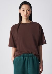 Champion Rochester CREWNECK STREET - Camiseta estampada - light brown