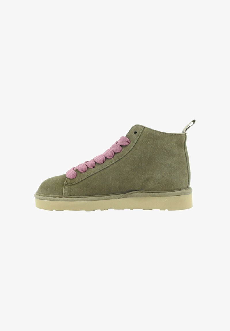 Sneaker alta in suede oliva con lacci rosa, punta rotonda, suola piatta beige e linguetta sul retro per una facile vestibilità.