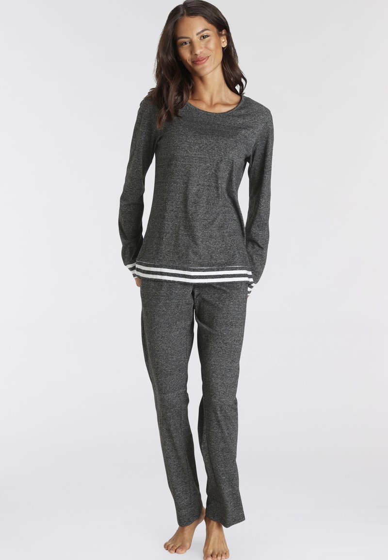 Graues Strick-Loungewear-Set bestehend aus einem Langarmoberteil mit rundem Halsausschnitt und gestreiftem Saum, kombiniert mit passenden gerade geschnittenen Hosen.