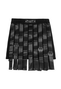 Falda negra con tiras de satén trenzadas y un diseño en capas. Incluye detalles de hardware metálico y una etiqueta en la cinturilla.