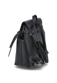 Czarny plecak z ekoskóry o strukturalnym wzorze. Posiada zwinięte uchwyty u góry, regulowane paski oraz kieszeń na zamek z tyłu.