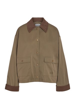 Svetlo rjava jakna s temno rjavim manšetnim ovratnikom in manšetami iz korduroja, sprednjim zapiranjem na pritisne gumbe in dvema žepoma s klapnami na pritisne gumbe.