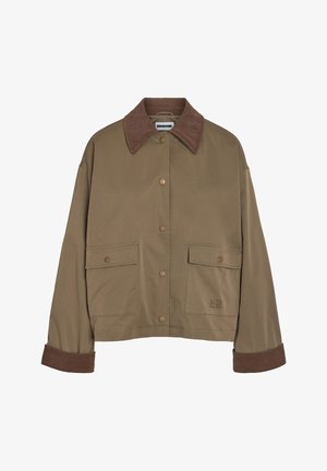 Világosbarna dzseki sötétbarna kordbársony gallérral és mandzsettával, patentos gombos elülső résszel, valamint két patentos zsebfedő zsebbel.