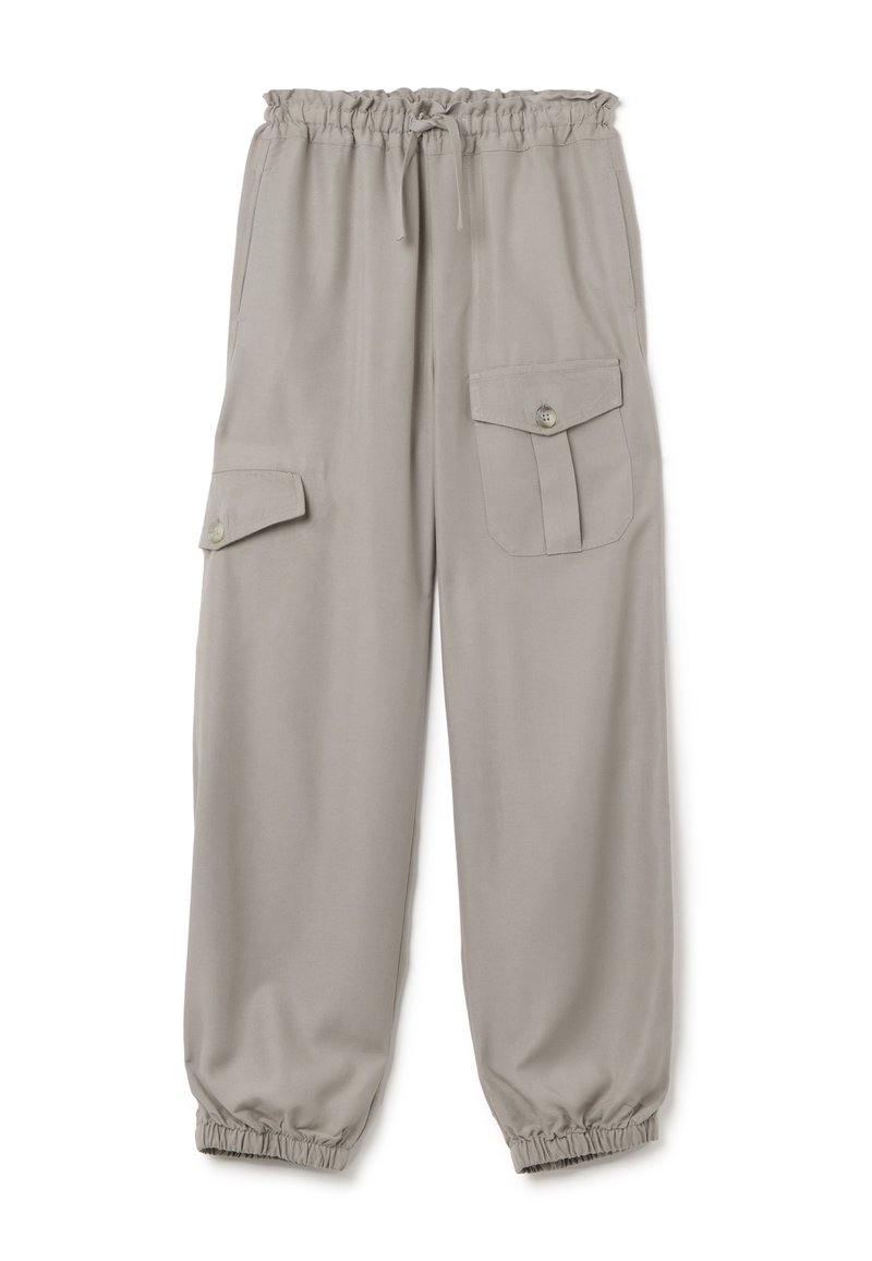 Pantalones cargo de corte relajado en gris claro, con cinturilla elástica, cordón, bolsillos laterales y puños elásticos en los tobillos. Textura suave.