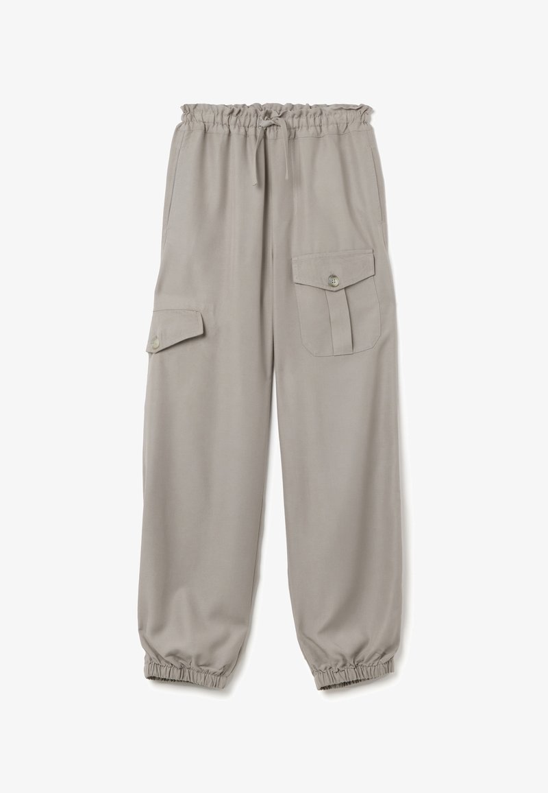 Pantalones cargo de corte relajado en gris claro, con cinturilla elástica, cordón, bolsillos laterales y puños elásticos en los tobillos. Textura suave.