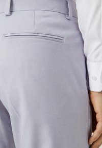 Isaac Dewhirst THE FASHION SUIT SET - Completo - lilac