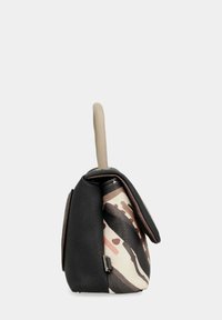 Borsa nera e stampata con forma strutturata, texture in pelle liscia e manico corto beige. Contrasto di colore notevole sui lati.