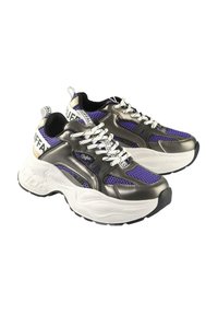 Masívne tenisky s kovovým strieborným prúžkom, čiernymi a fialovými sieťovanými akcentmi, bielymi podrážkami a čiernou gumovou podrážkou. Obsahujú biele šnúrky.