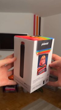 Polaroid Hi-Print εκτυπωτής φωτογραφιών τσέπης 2x3, άσπρη θήκη με πολύχρωμο επάνω μέρος, διαθέτει φωτογραφία στην πρόσοψη, περιλαμβάνει 40 φύλλα, συμπαγής σχεδίαση.
