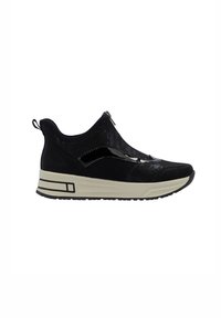 Baskets noires slip-on avec tige texturée, fermeture éclair latérale, languette au talon et semelle épaisse blanche avec détails noirs.