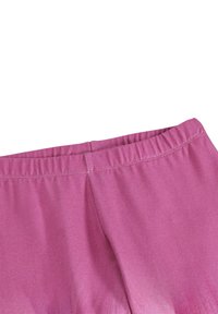 Różowe szorty sportowe z elastycznym pasem i gładkim, lekkim materiałem. Posiadają subtelny połysk i luźny krój dla wygody.