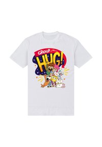 Hvid T-shirt med et farverigt tegneserie-design, der har teksten "GROUP HUG!" og seks karakterer, herunder dyr, mod en livlig baggrund.