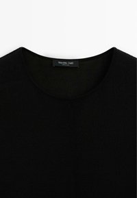 Czarny sweter dzianinowy z okrągłym dekoltem. Charakteryzuje się gładką fakturą i subtelnymi detalami w szyciu. Metka: Massimo Dutti, wyprodukowano w Chinach.