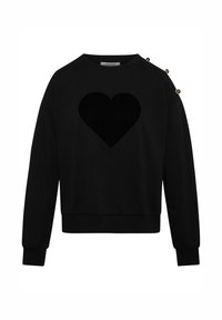 Sweatshirt noir avec un grand cœur en velours noir sur le devant, avec des accents de boutons dorés sur une épaule et des poignets côtelés.
