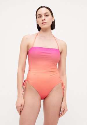 Einteiler-Badeanzug in einem Farbverlauf von Pink zu Orange. Verfügt über ein trägerloses Design, seitliche Raffung und verstellbare Bänder an den Hüften für einen perfekten Sitz.