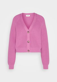 Różowy krótki sweter na guziki z dekoltem w serek, prążkowaną fakturą i trzema brązowymi guzikami, z długimi rękawami i dopasowanym dołem.