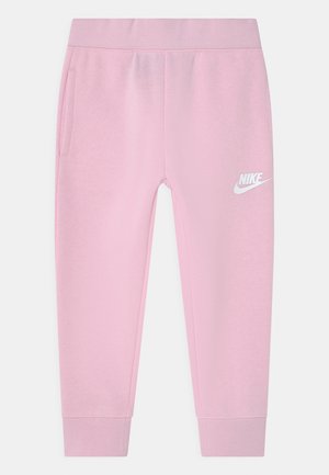Rózsaszín pamutkeverék tréningnadrág, elasztikus derékkal, oldalsó zsebekkel és fehér Nike logóval a bal combon. Szűkített szárak a bokánál.