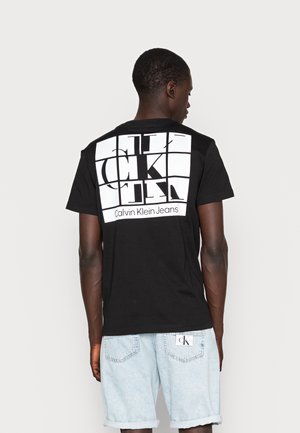 SCATTERED URBAN BACK GRAPHIC TEE UNISEX - Print T-shirt - black