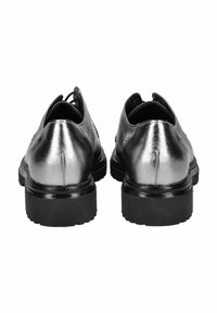 Scarpe in pelle argento con una texture liscia e un design arrotondato, dotate di una suola in gomma nera e dettagli di cucitura minimi sul retro.