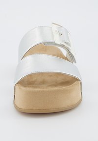 Sandalo platform in metallo argento con due ampie cinghie e una fibbia rettangolare. Sottopiede morbido beige e suola testurizzata.