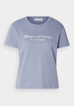 Lyseblå t-skjorte med korte ermer laget av bomull, med en hvit logo som sier "Marc O'Polo EST. I STOCKHOLM" på forsiden.