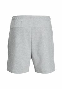 Shorts in cotone grigio con vita elastica. Design semplice, colore uniforme, texture morbida, lunghezza a metà coscia. Nessun motivo o accessorio visibile.