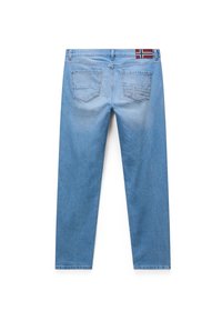 Jeans de mezclilla azul claro con un diseño de pierna recta, que cuentan con dos bolsillos traseros y un parche en la cintura. Textura suave.