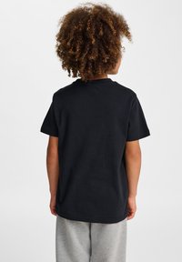 Svart kortärmad t-shirt med rund hals, visad bakifrån, tillverkad av bomull. Slät textur, avslappnad passform.