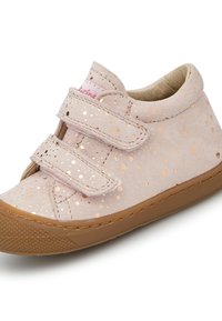 Světle růžová semišová botička pro malé děti s růžově zlatými skvrnami, dvěma suchými zipy, zaoblenou špičkou a texturovanou gumovou podrážkou.