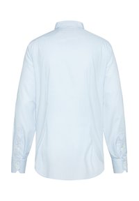 Himmelblaues Langarmhemd aus einem glatten Stoff. Verfügt über einen klassischen Kragen, geknöpfte Manschetten und einen abgerundeten Saum ohne sichtbare Muster.
