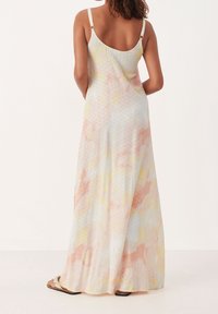 Robe longue en tissu léger présentant une palette de couleurs pastel avec du rose, du jaune et du blanc, des bretelles ajustables et une coupe décontractée.