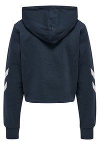 Marinblå cropped hoodie med en framficka i kängurustil, dragsko i huvan och vita chevron-mönster på ärmarna. Mjuk bomullsmixstyg.