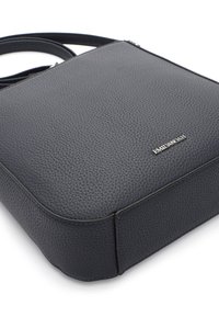 Schwarze, strukturiert geprägte Leder-Umhängetasche mit silberner "EMILY & NOAH" Logo-Plakette und schmalem, verstellbarem Schulterriemen.