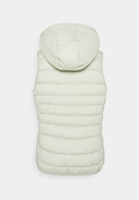 Veste sans manches matelassée gris clair avec coutures horizontales et capuche attachée, vue de dos.