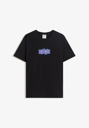 Czarna bawełniana koszulka z krótkimi rękawami, na przodzie fioletowy graficzny napis "RUMI" otoczony ozdobnymi elementami.